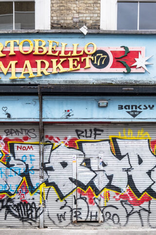 Winkelpui Portobello Road Market, Kensington, London (UK) met verwijzing naar Banksy